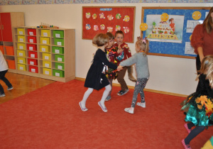 Grupka dzieci tańczy wesoło w małym kółeczku. Ujęcie 1